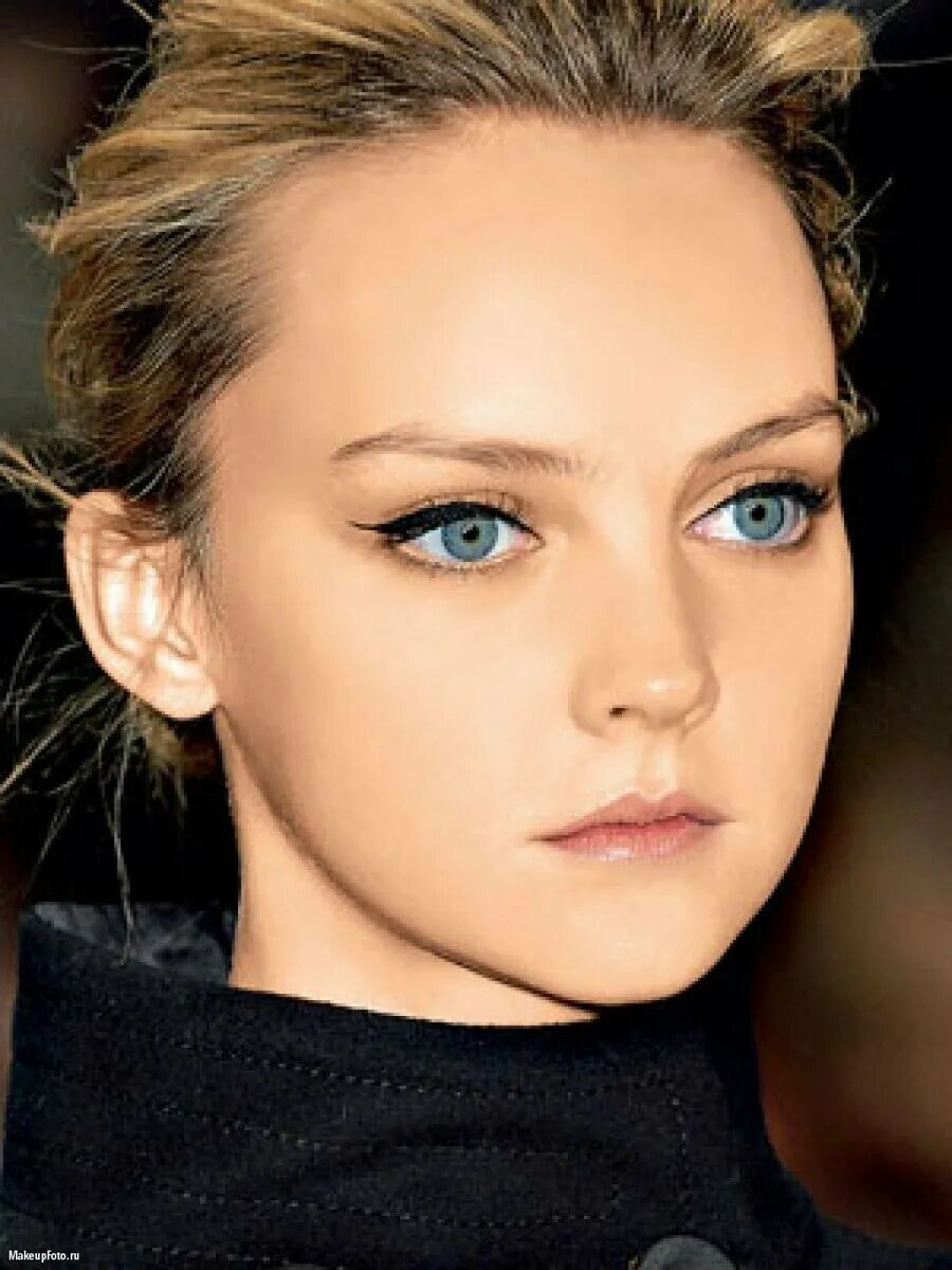 Эмма уотсон. Тонкие и узкие губы. Маленькие губы у девушки. Эмма уотсон брови. Тонкие губы.