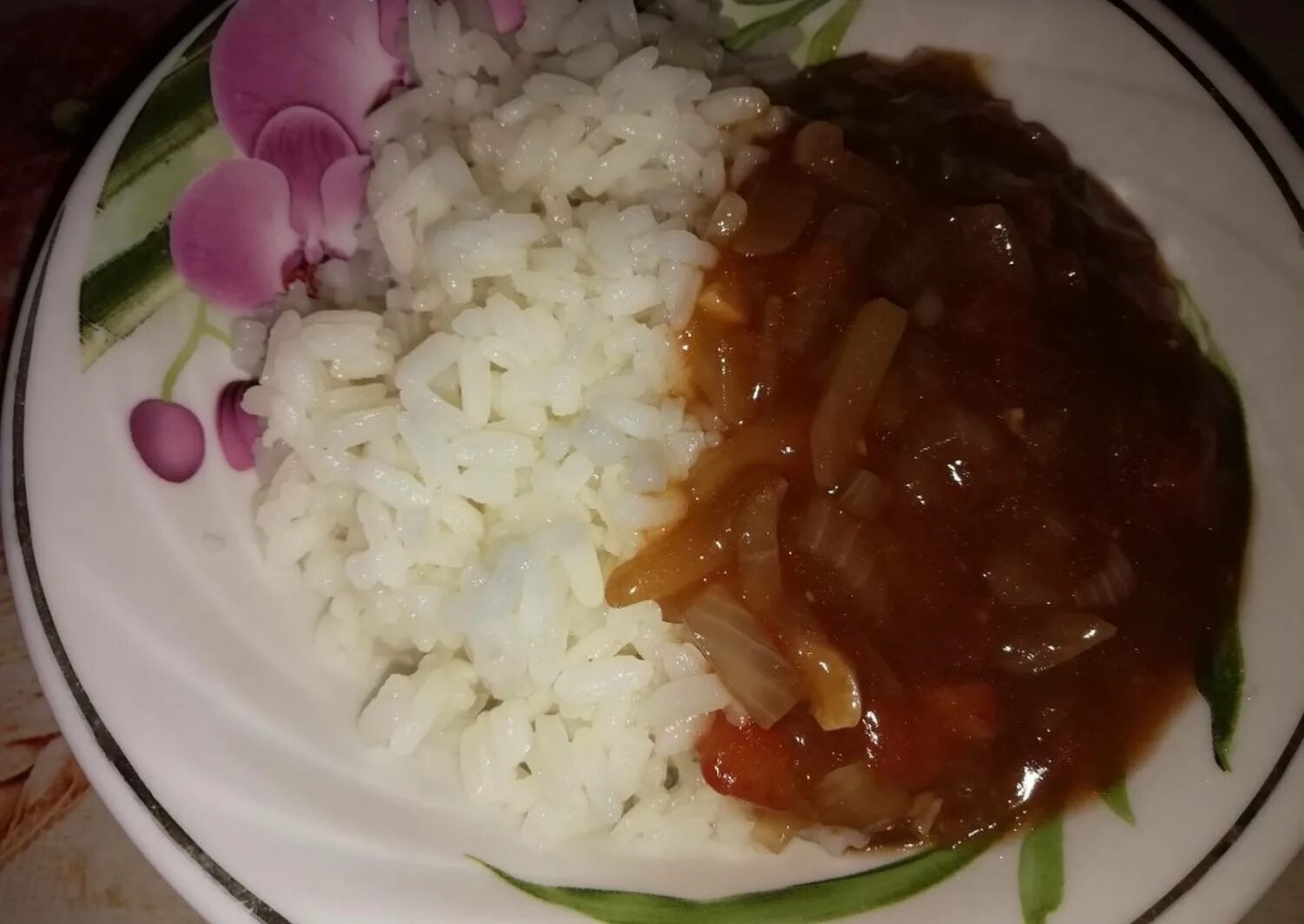 Какой подлив сделать к рису. Соус для риса. рис с подливой. кисло сладкий соус для риса. рис с курицей и подливкой.