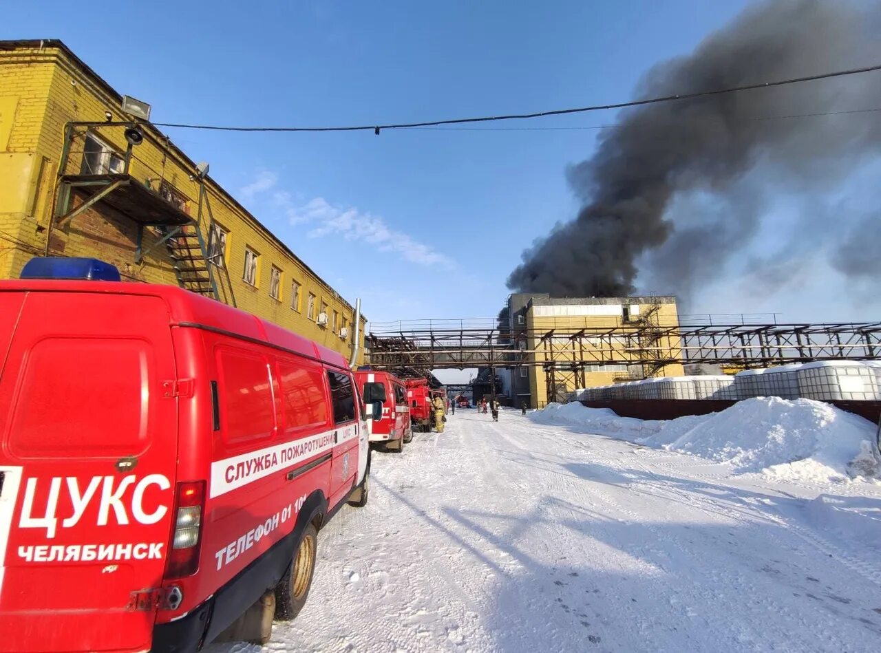 Что случилось на челябинском заводе. Челябинский лакокрасочный завод. лакокрасочный завод в челябинске. пожар на предприятии. пожар на лакокрасочном заводе.