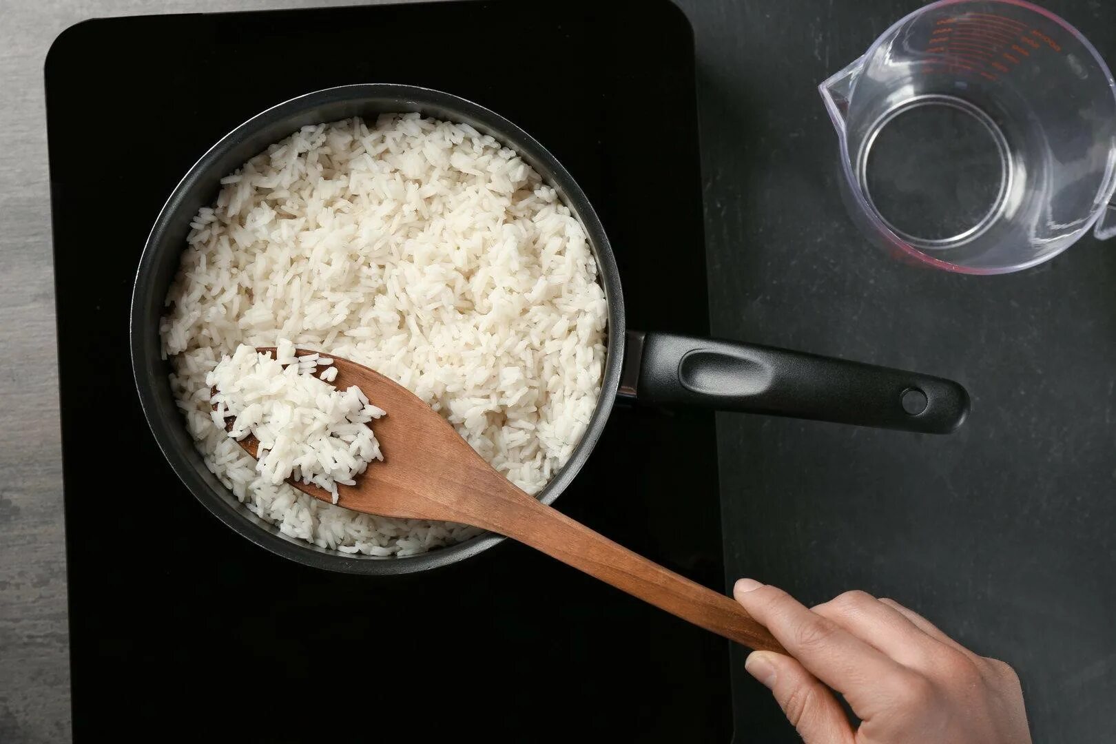Чтобы рис был рассыпчатым нужно. Рис в кастрюле. Рисовая каша в сковороде. Рис на сковороде. Рис насыпать в кастрюлю.