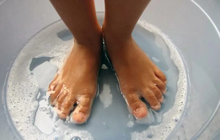 Мытье ног. Грибок стопы ванночки для ног. Ноги в воде.
