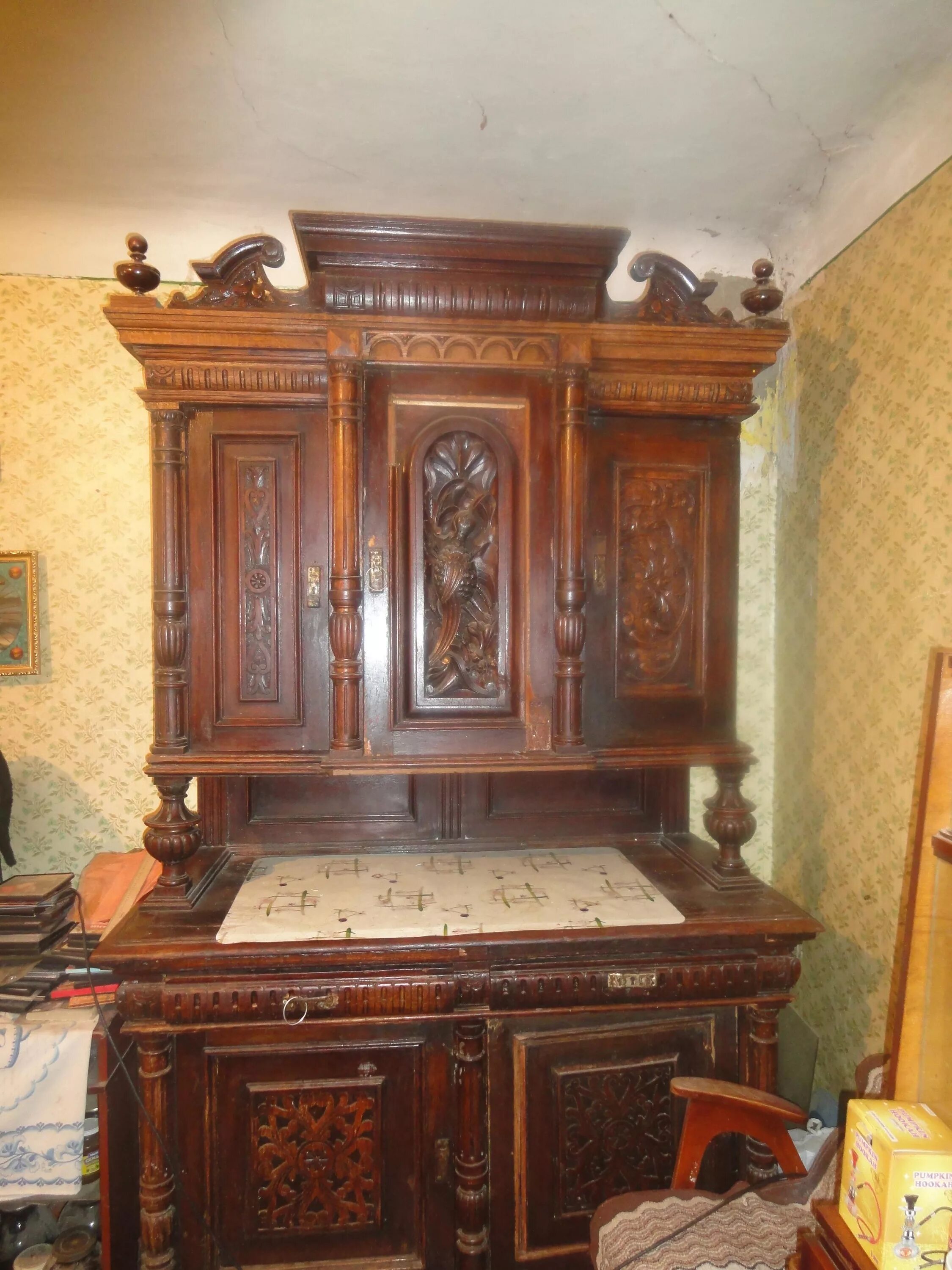 старая мебель. продается старинный. купеческие дома суздаль лихонина. сундук 19 век. продается старинный.