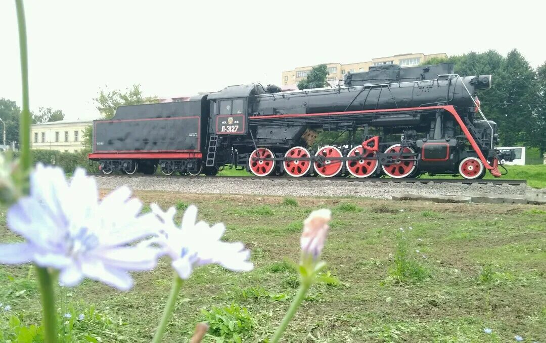 Поставь паровозов. Паровоз-памятник Смоленск памятник. Паровоз в Смоленске. Памятник вагоноремонтного завода паровоз Рославль. Поезд в Смоленске памятник.