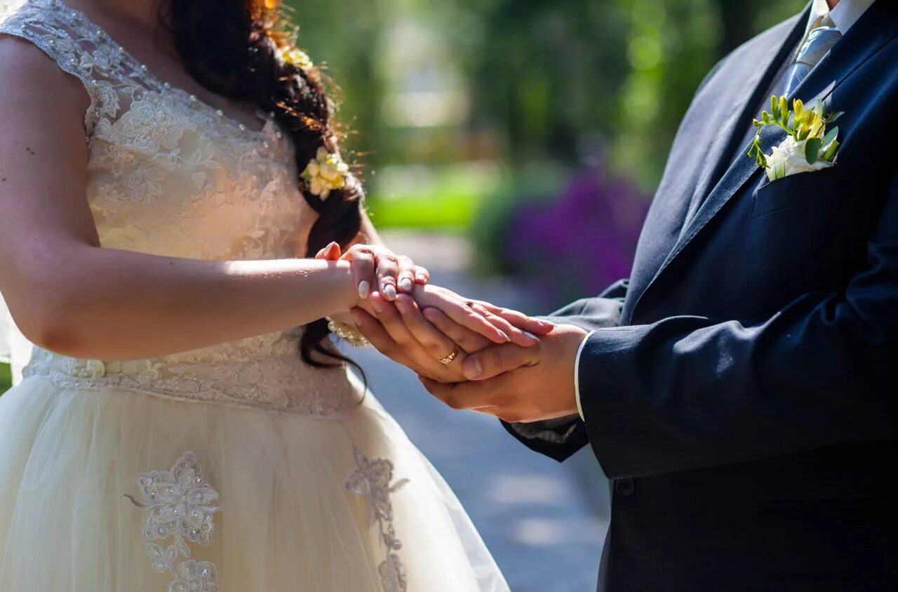 Идеи для свадебной фотосессии. Свадьба. Жениха и невеста с фатой на свадьбу. Жених и невеста прикольные. Лорен не молодожены.