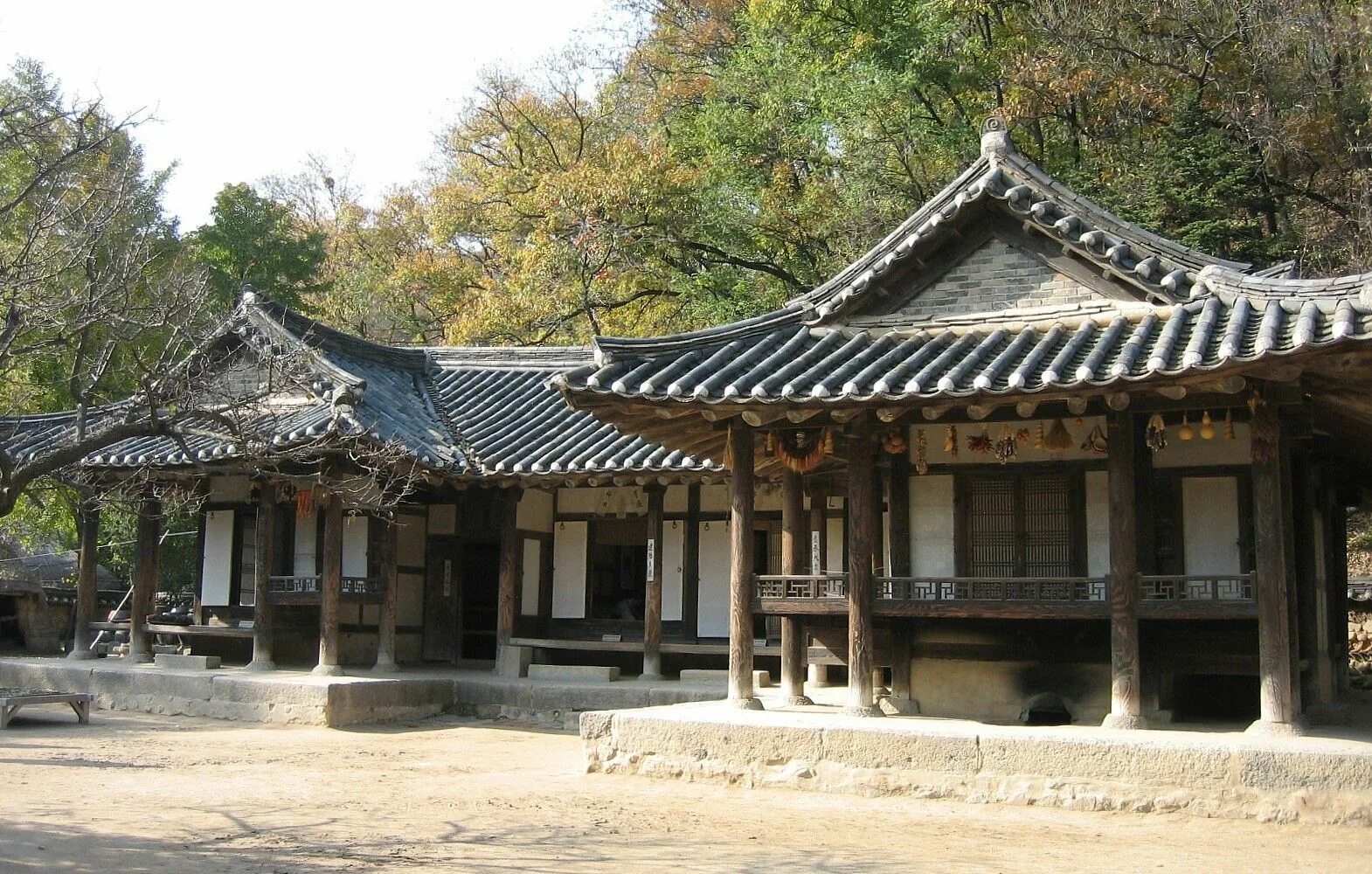 Китайская изба. Традиционный корейский дом Ханок. Ханок дом в Корее. Ханок архитектура. Древнекитайская фанза.