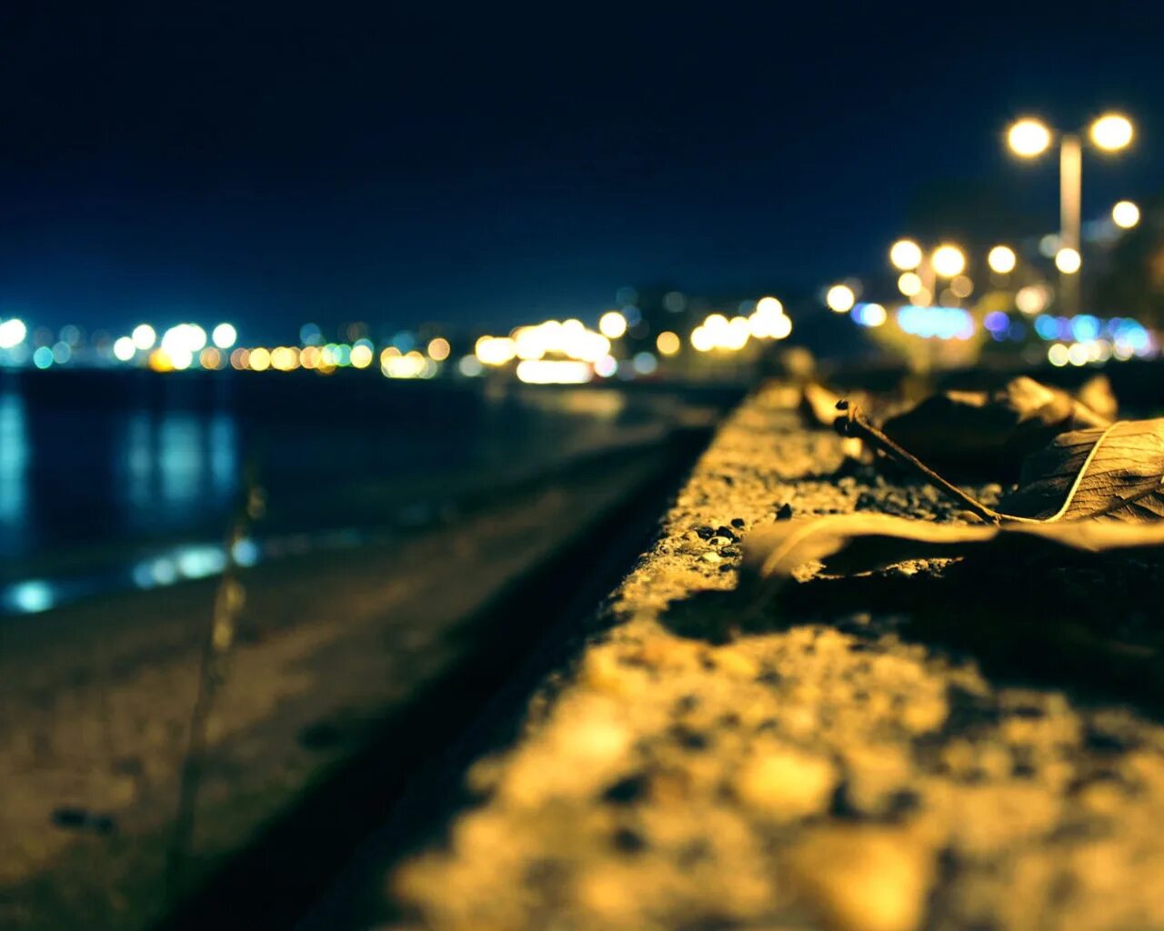 Ночь придает. Огни ночного города. ночное море. вечерний город. ночь море огни.