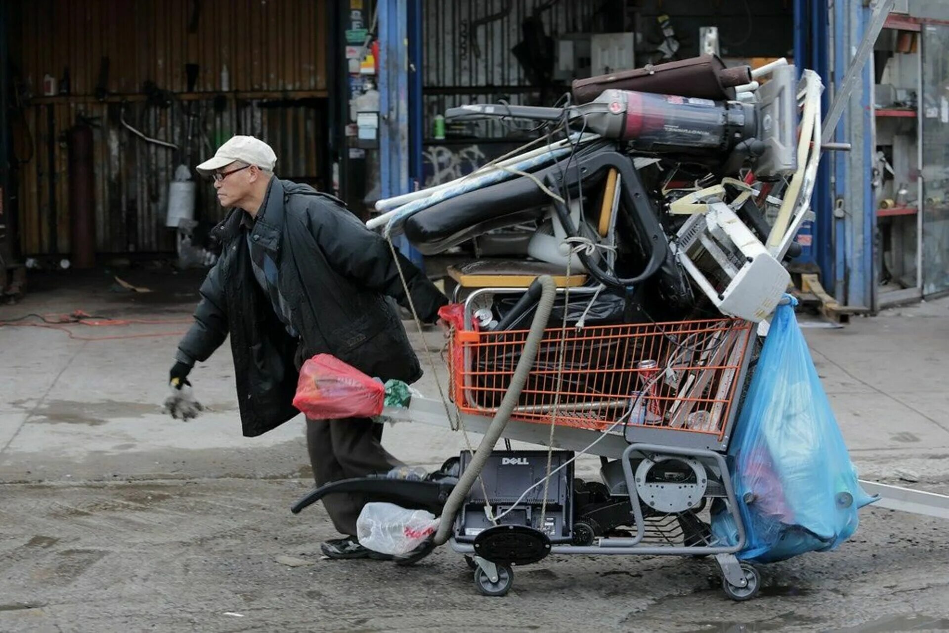 Бомж украл. Металлолом. Сборщики металлолома. Собиратель металлолома.