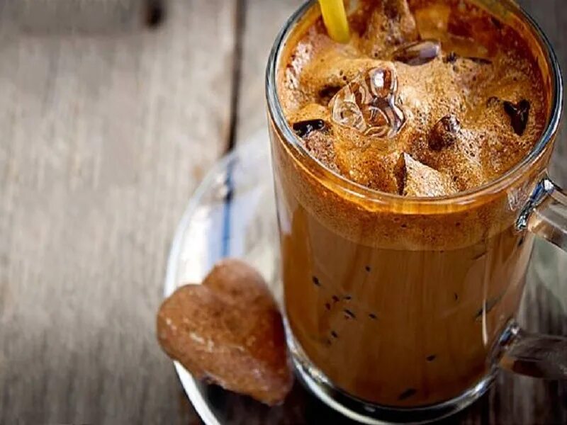 Ледяной мокко. Тайский айс кофе. Холодный мокко кофе. Кофе со льдом. Холодный вьетнамский кофе.
