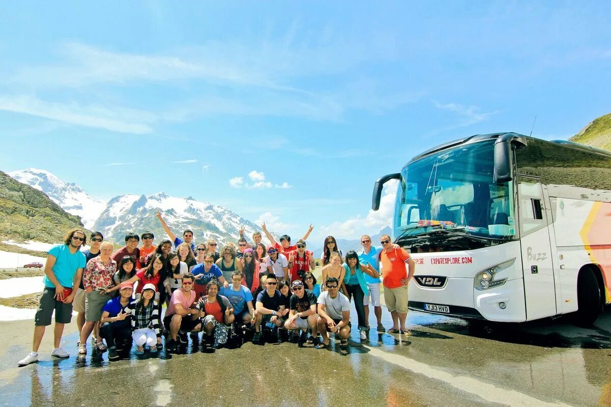 Туристы ехали на автобусе 1 час. Автобусный тур. Экскурсионный туризм. Автобус для путешествий. Экскурсия на автобусе.