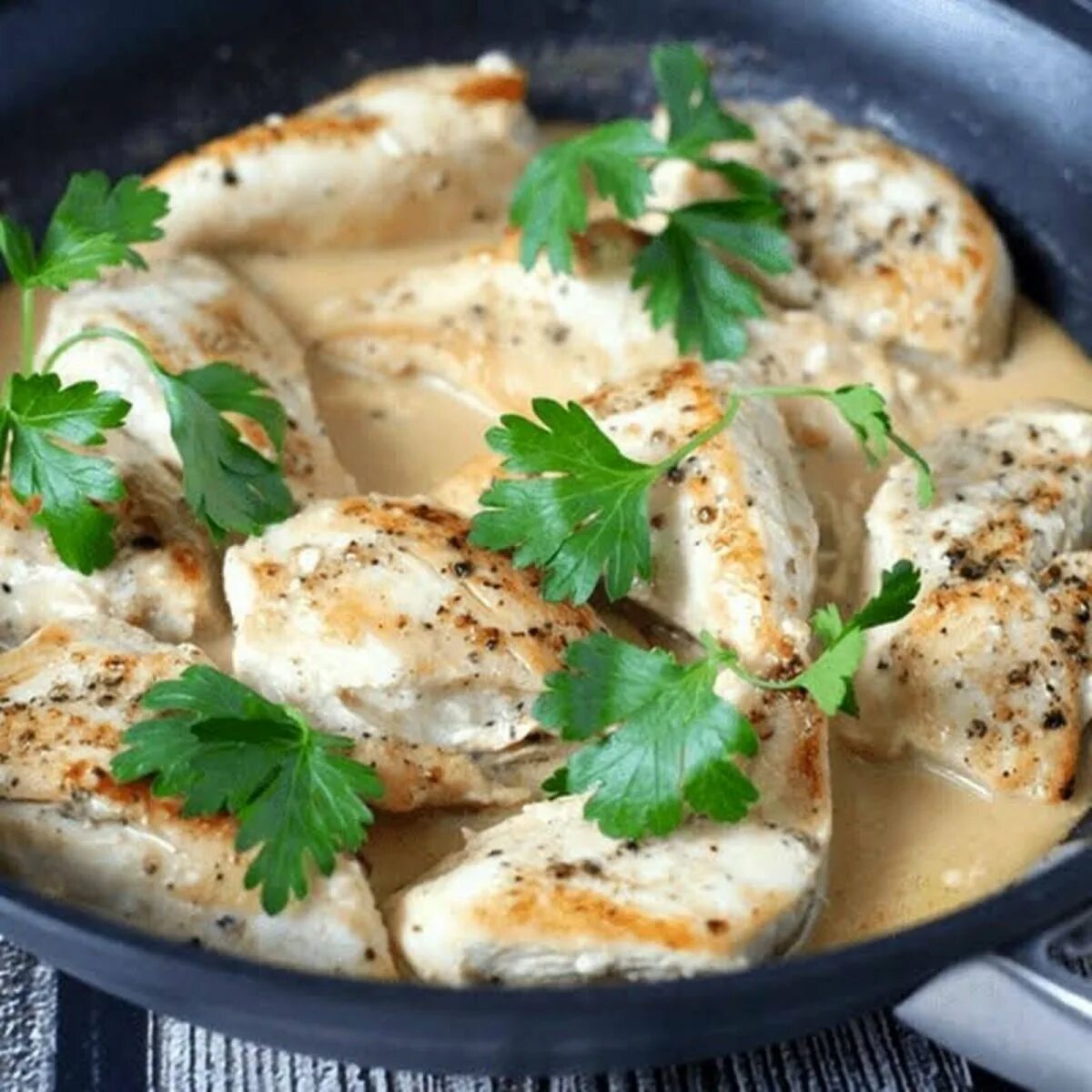 Куриное филе в чесночном соусе
