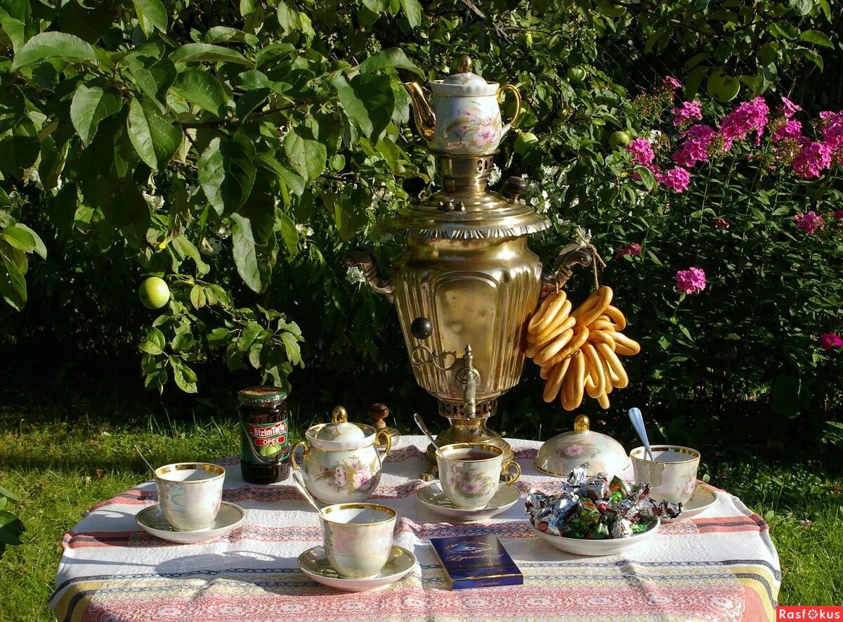 Запах самовара. Самовар в саду. Чаепитие. Чаепитие с самоваром. Чайный столик с самоваром.