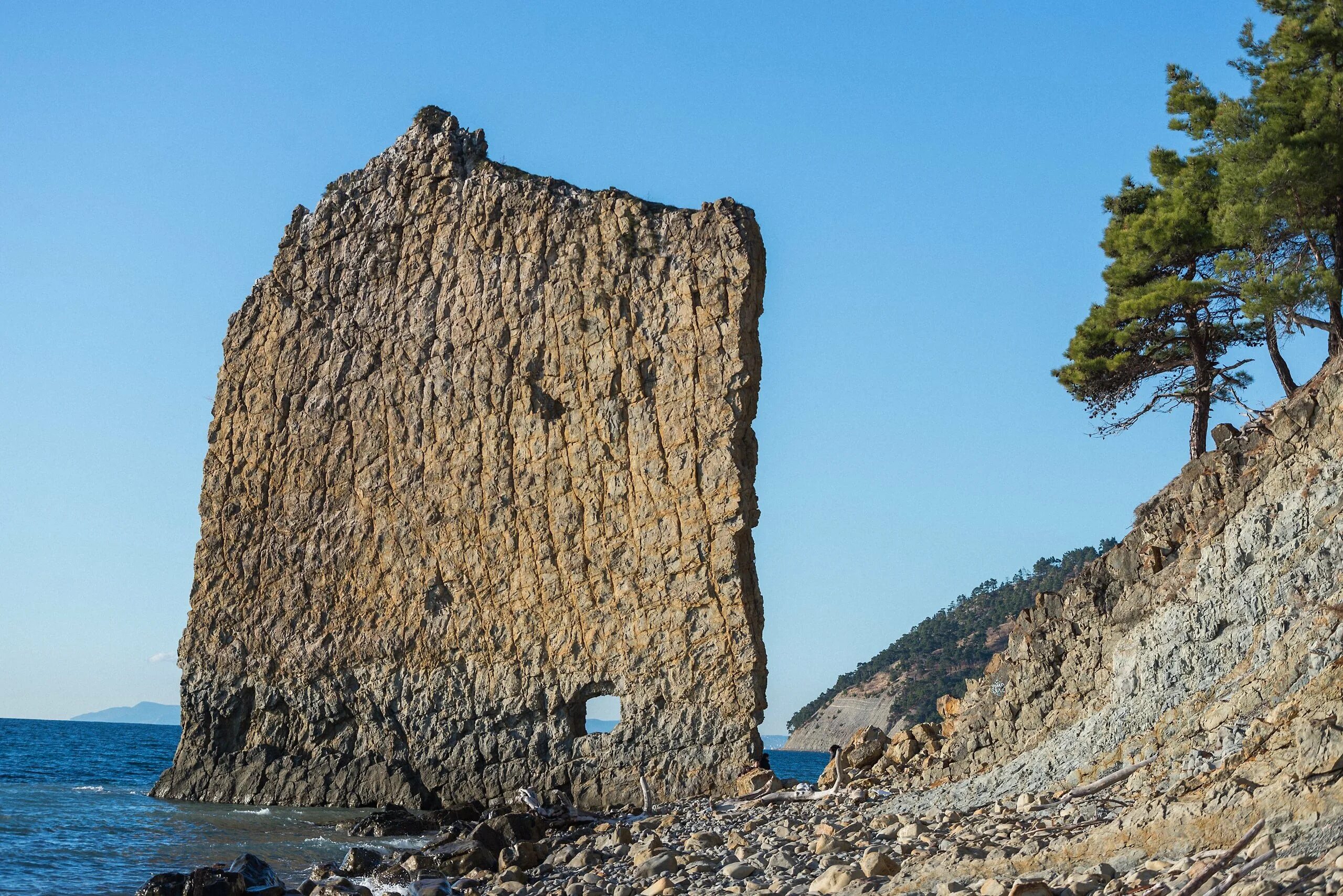Джанхот скала парус. Пляж парус прасковеевка. Скала парус пляж. Скала парус прасковеевка краснодарский край. Скала парус пляж.