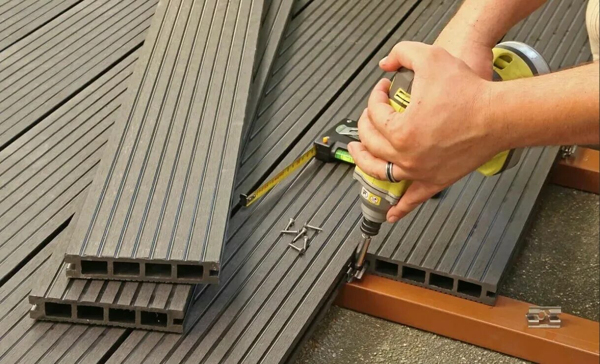 Террасная доска лиственница вельвет. Монтаж террасной доски дпк. Крепление дпк лаг к металлу. Укладка террасной доски дпк. Монтаж дкп террасная доска.