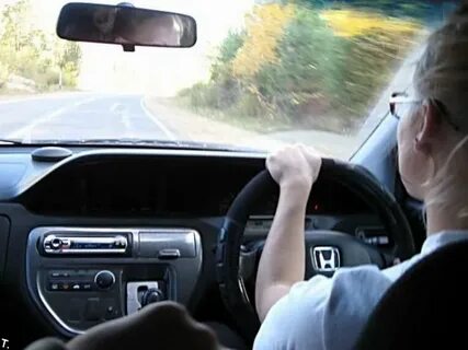 Видео девушка едет за рулем