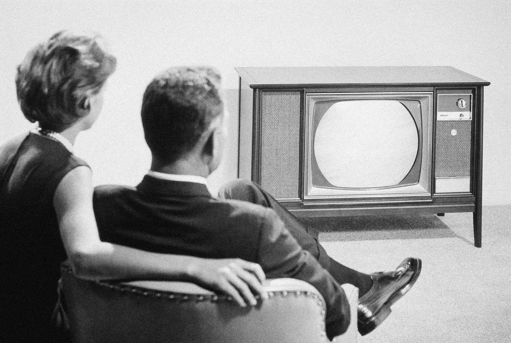 Person tv. Старый телевизор. Старинный телевизор. Ретро телевизор. Человек телевизор.
