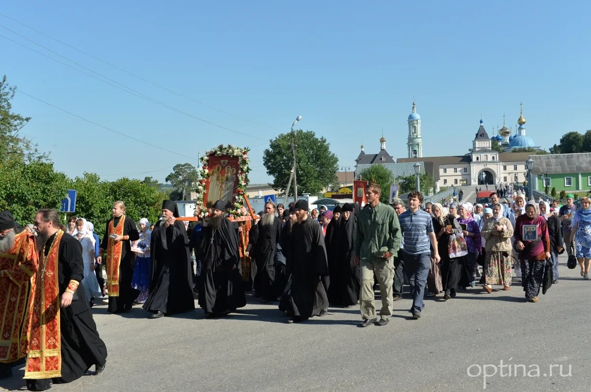 Крестный ход в оптиной пустыни. Крестные ходы оптина пустынь. Крестный ход в оптиной пустыни. Крестный ход с котами в оптиной пустыни. Крестные ходы оптина пустынь.
