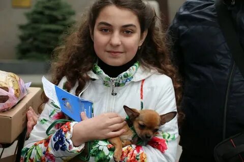 Подарил девочке щенка