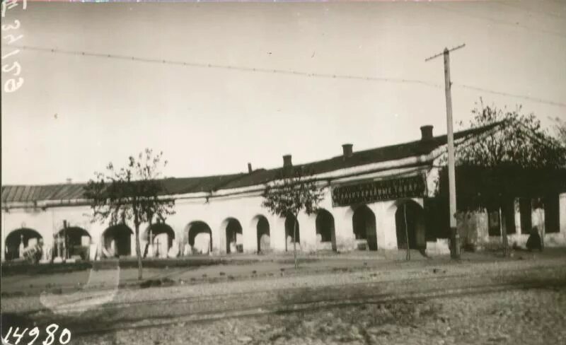 Гостиный двор ярославово дворище великом новгороде. Площадь круглых рядов в воронеже. Туя даника ауреа. Площадь святого петра обрамляет колоннада бернини. Круглые ряды.