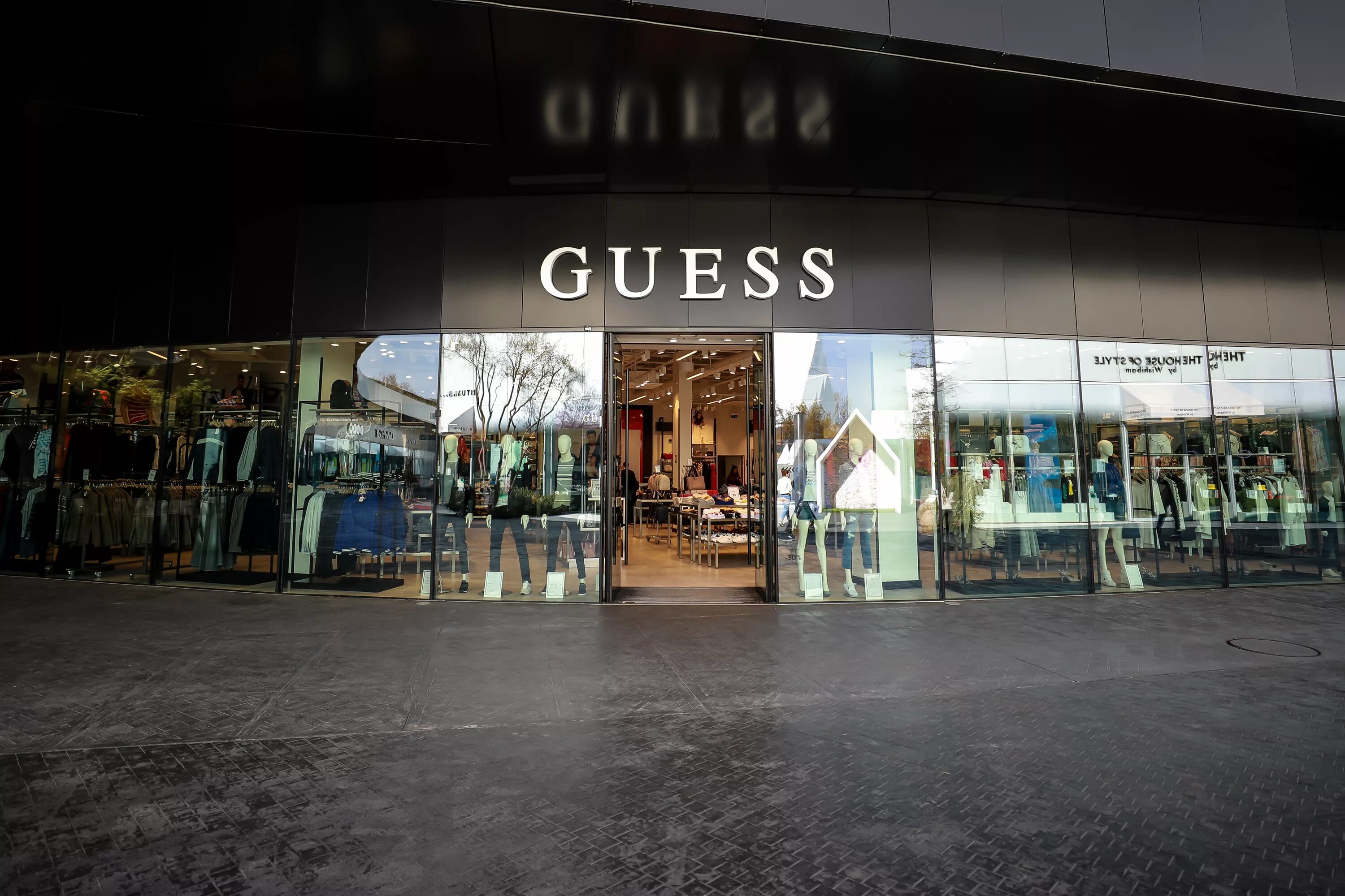 Аутлет guess спб. Аутлет внуково гесс. Guess factory store. Guess аутлет. Гесс магазин.