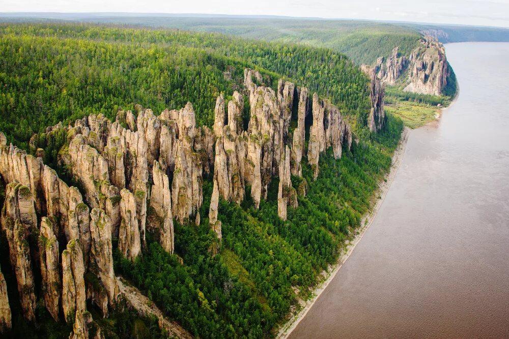 Природное образование на берегу лены. Ленские столбы в Якутии. Национальный парк Ленские столбы. Река Лена Ленские столбы. Река Лена Якутия Ленские столбы.