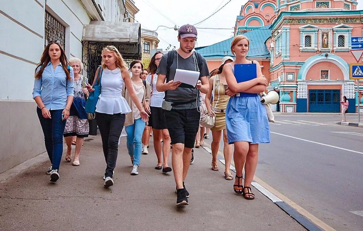 Экскурсия прошла организовано. Пешеходная экскурсия. Пешая экскурсия. Пешие прогулки по городу. Пешие экскурсии по Москве.