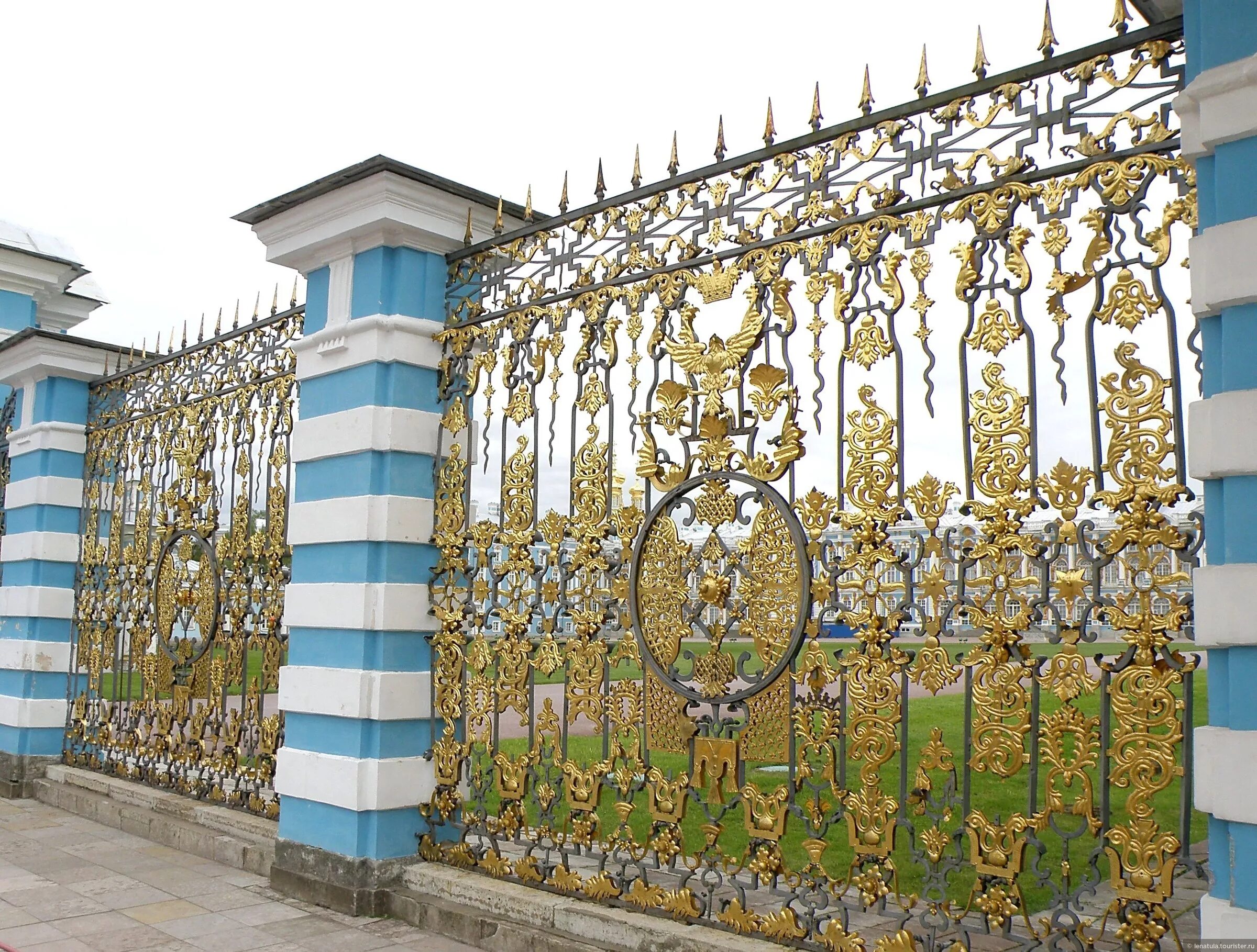 царское село магазины. чугунный фасад екатерининского дворца. царское село черемушки. екатерининский дворец пушкин снаружи. царское село кавалерская столовая.