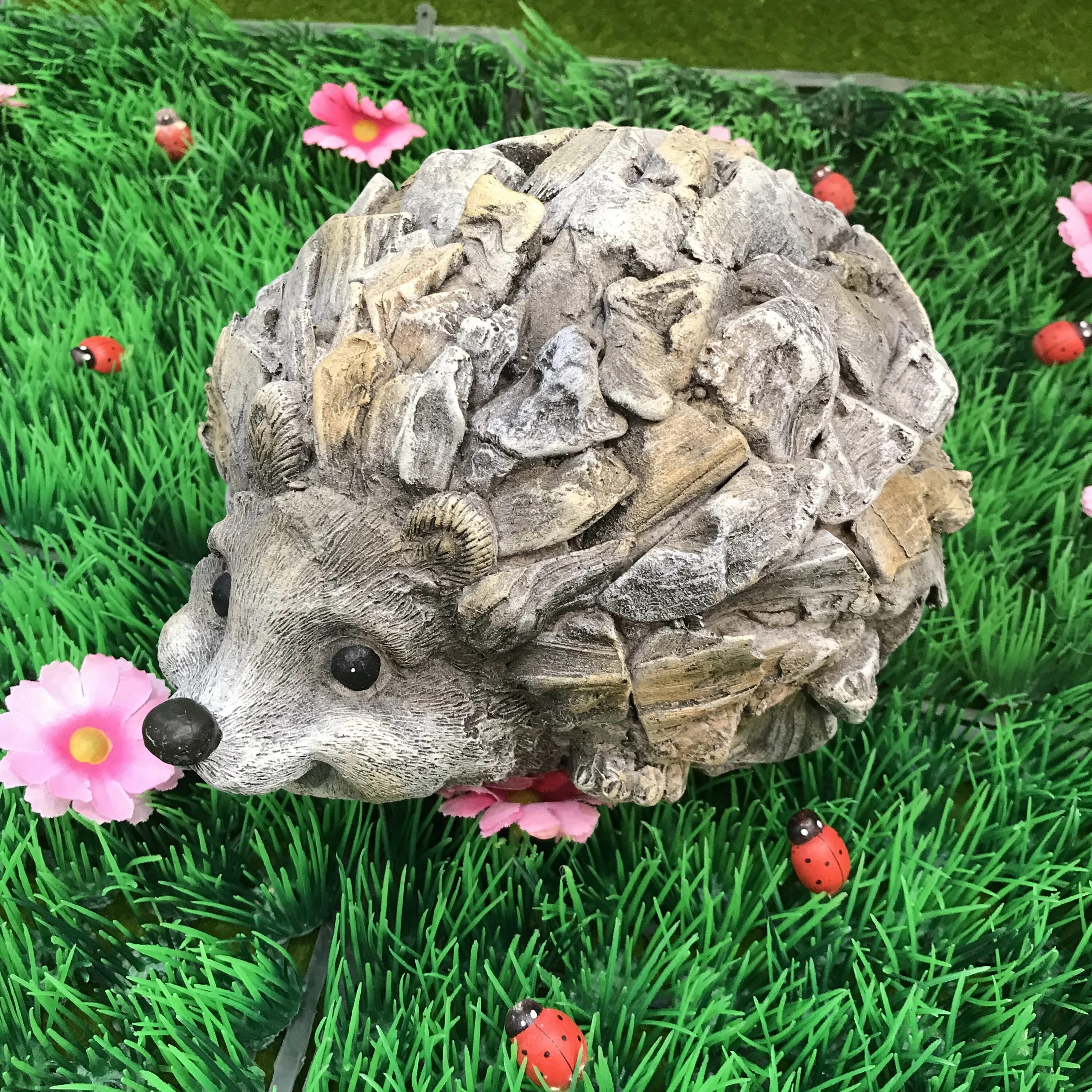 украшение сада фигурками. садовые украшения. арт объекты для сада своими руками. клумба ежик. садовая фигура.