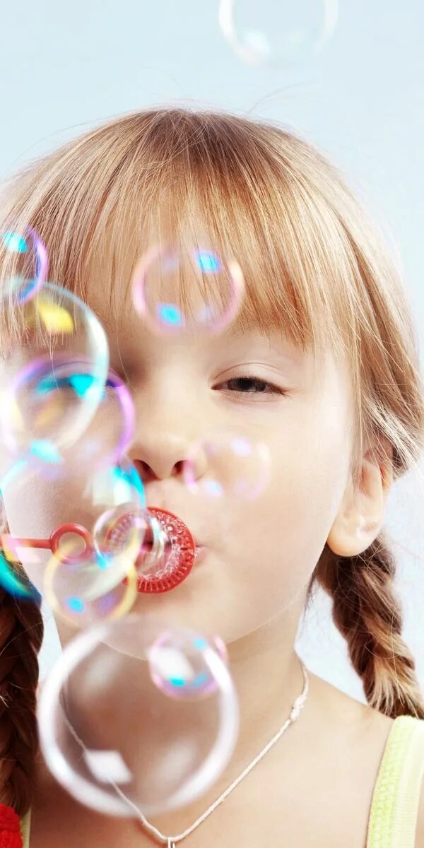 Мыльные пузыри. Дует мыльные пузыри. Ребенок дует мыльные пузыри. Пускать мыльные пузыри.