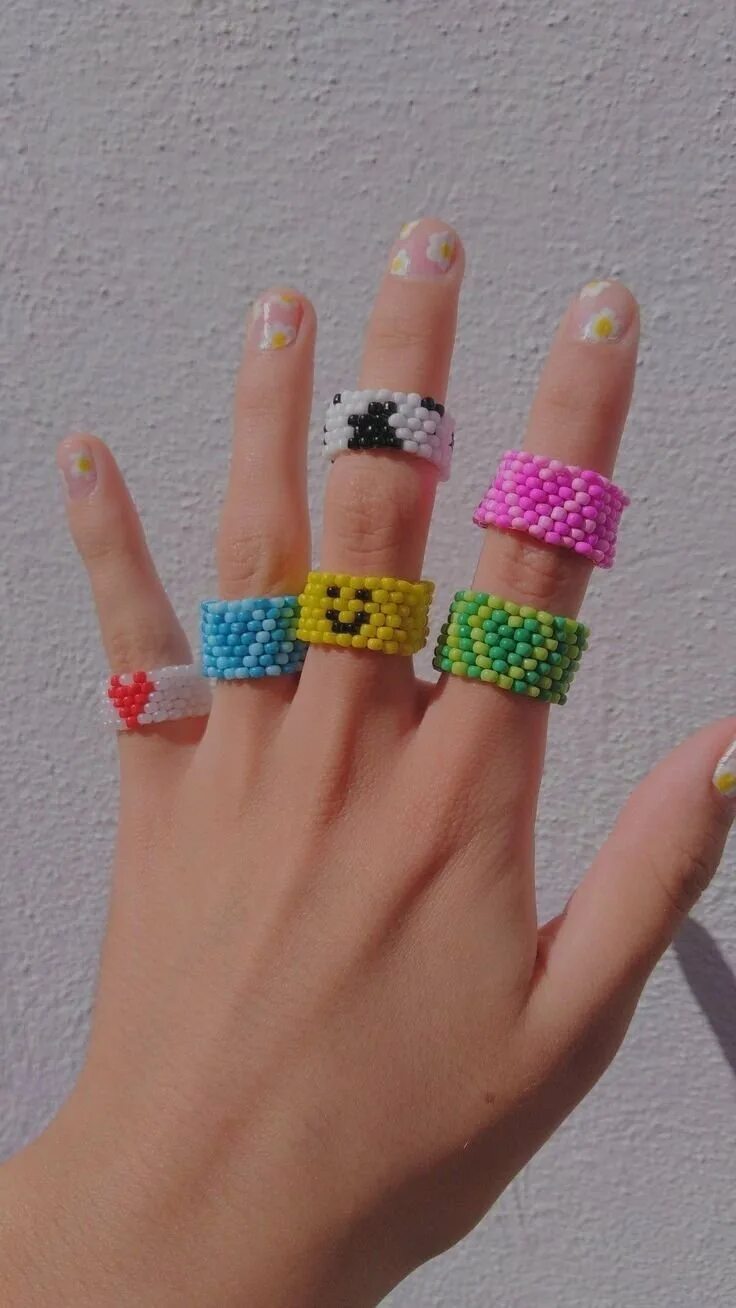 Разноцветное кольцо из бисера. Кольца из бисера. Кольца из бисера. Какое колечко сплести. Браслет из стекляруса.