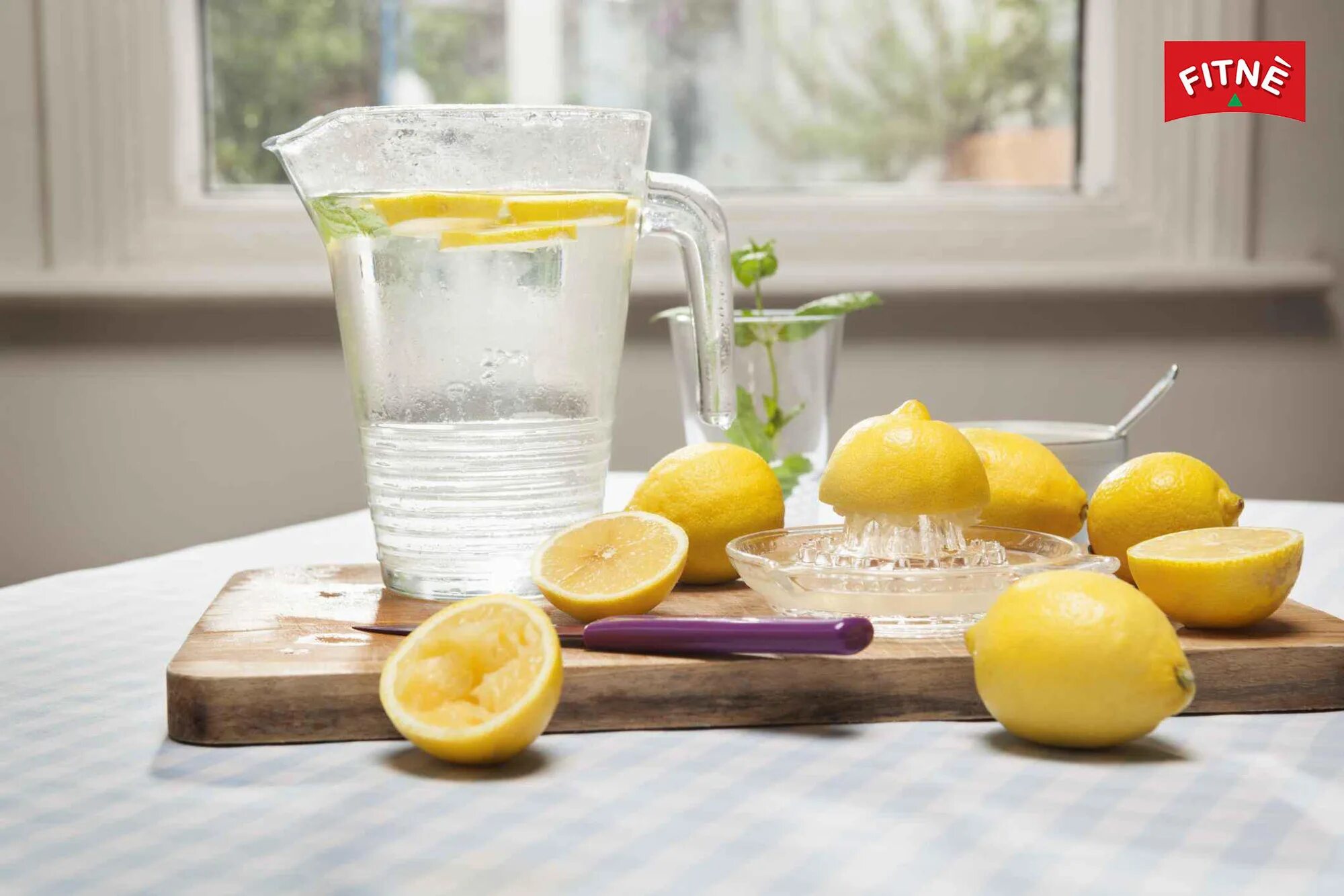Стакан воды натощак мед. Лимонная вода. Стакан воды с лимоном. Лимонный сок. Лимон.