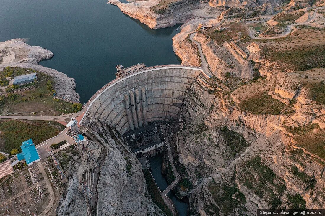 На каких реках построены гидроэлектростанции. Чиркейская ГЭС И водохранилище. Чиркейская ГЭС В Дагестане. Чиркейская ГЭС , плотина , дамба. Чиркейская ГЭС В Дагестане экскурсия.