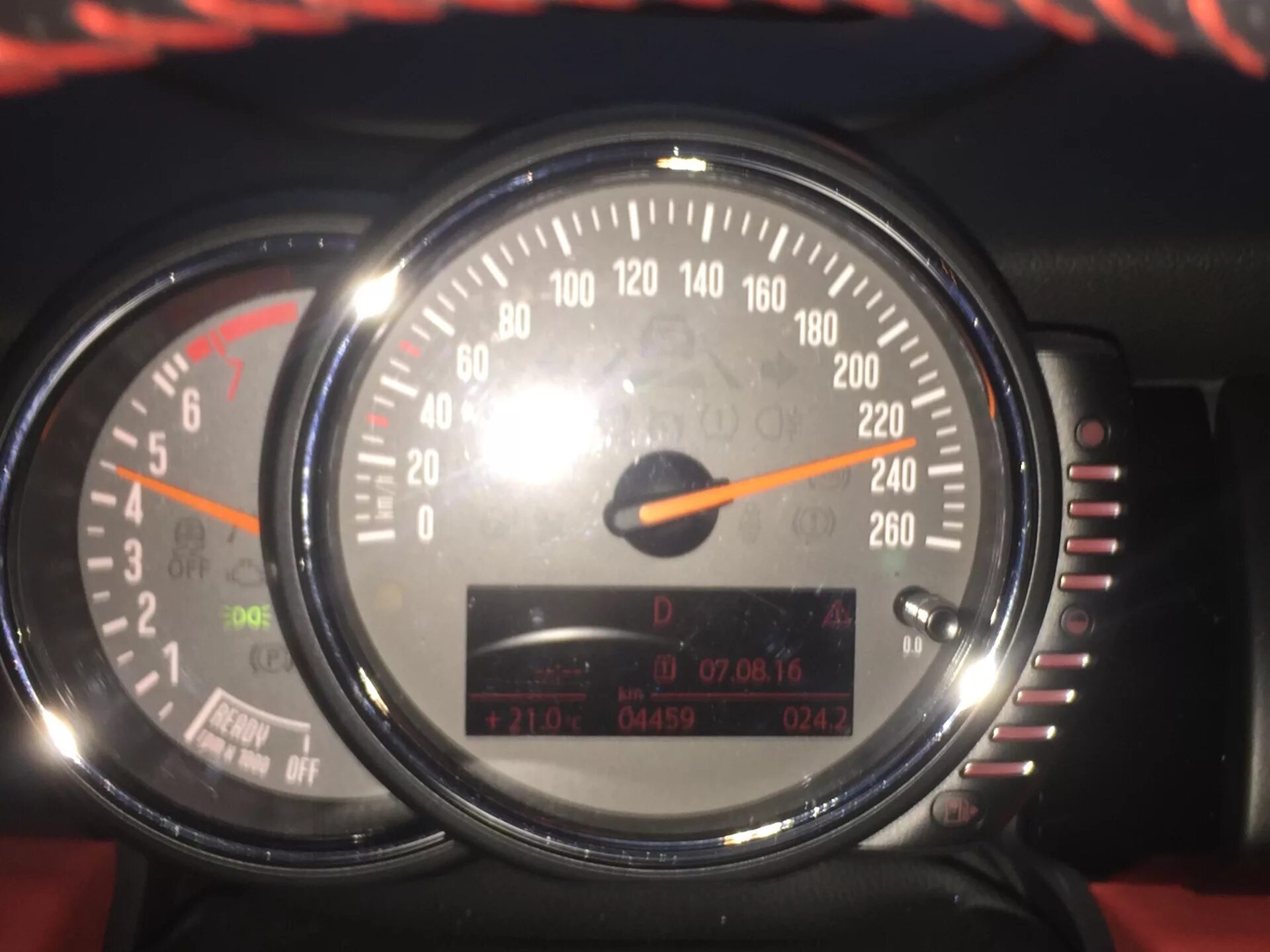 Mini разгон. Mini cooper 2007 спидометр. мини купер максимальная скорость. мини купер на скорости. спидометр с механическим приводом и скорость минимум 110 кмч.