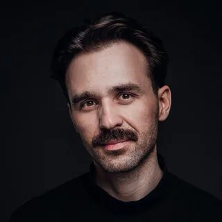 Усатый стендапер