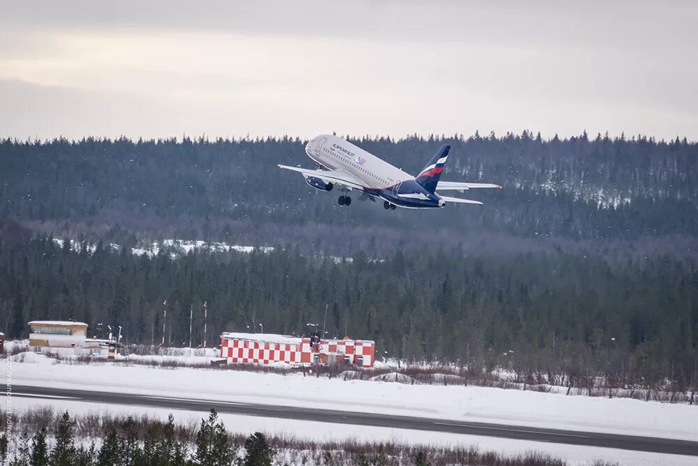 Погода аэропорт мурмаши мурманская. Мурманск аэропорт Мурманск. Аэропорт Мурмаши. Аэропорт Мурманск фото. Аэропорт Мурманск 2008.