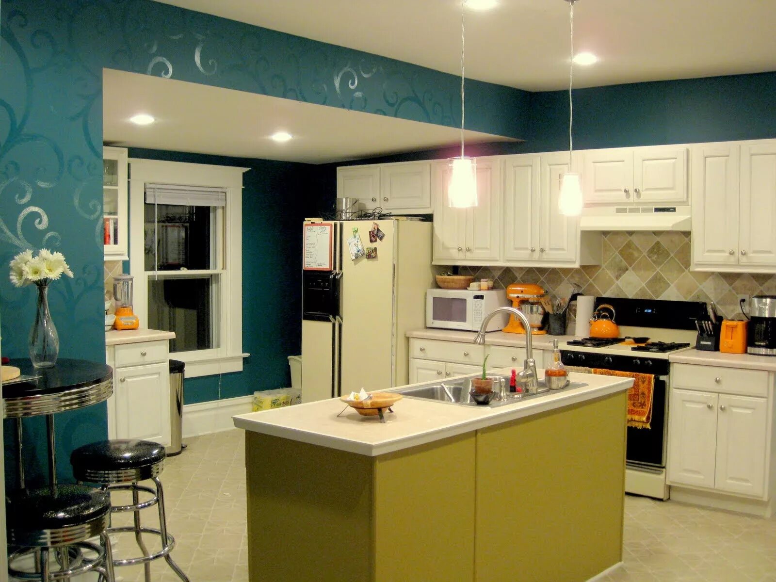 Покрасить обои на кухне. Крашенные стены на кухне. Варианты покраски кухни. Покраска стен на кухне варианты. В какой цвет покрасить кухню.