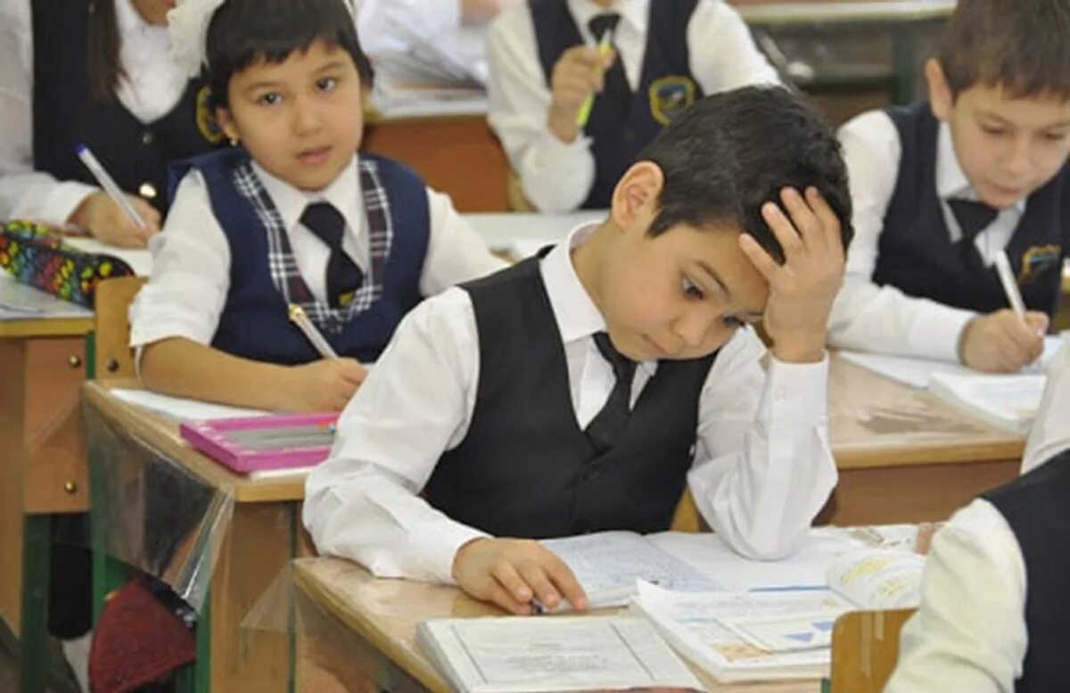 Школа Узбекистан. Школьная форма в Узбекистане. Узбекские школьники. Младшие школьники Узбекистана.