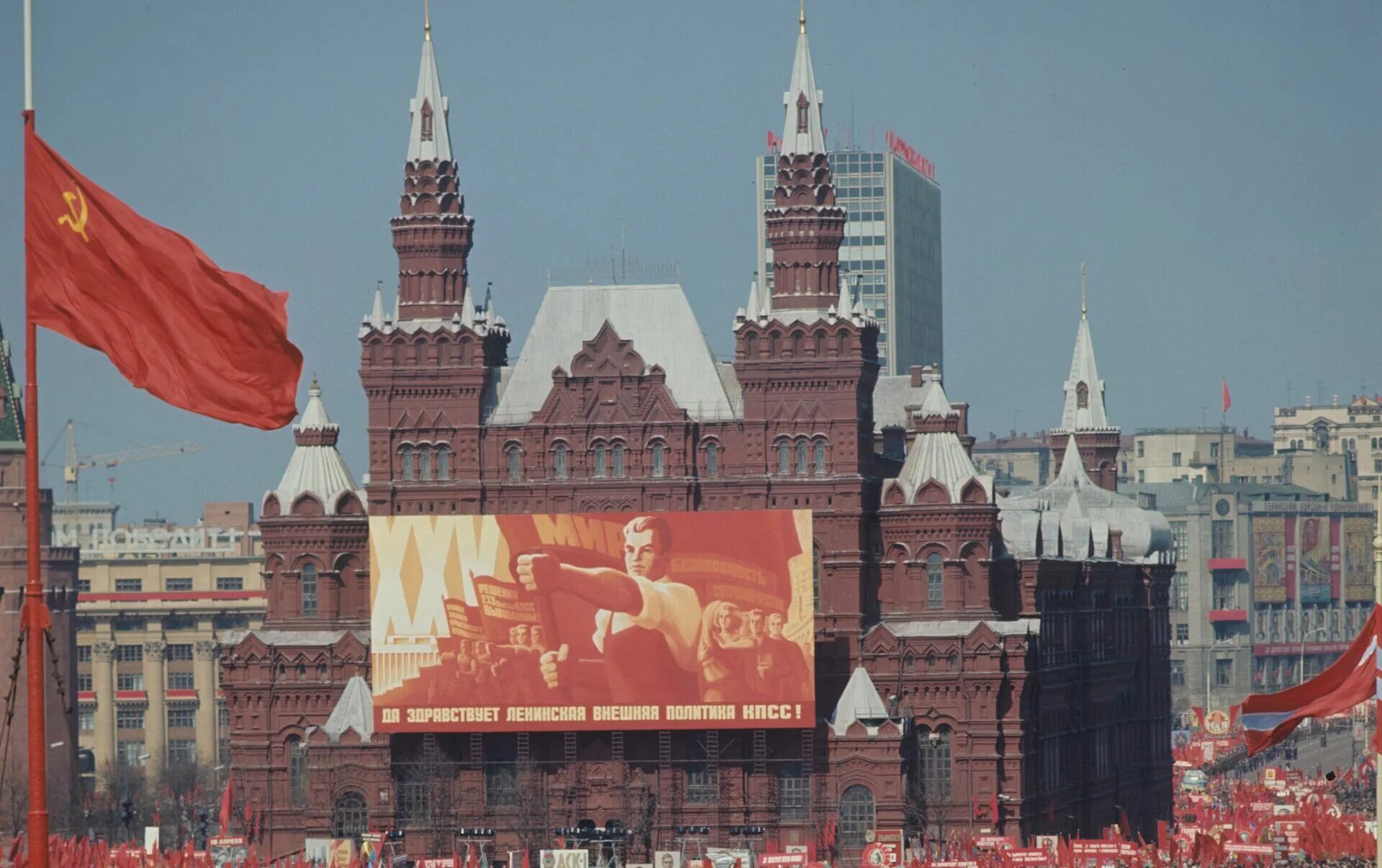 Ссср рашивроваеватся. Московский Кремль 1991. Москва Кремль 1991 год. Спасская башня СССР. Флаг СССР на красной площади.