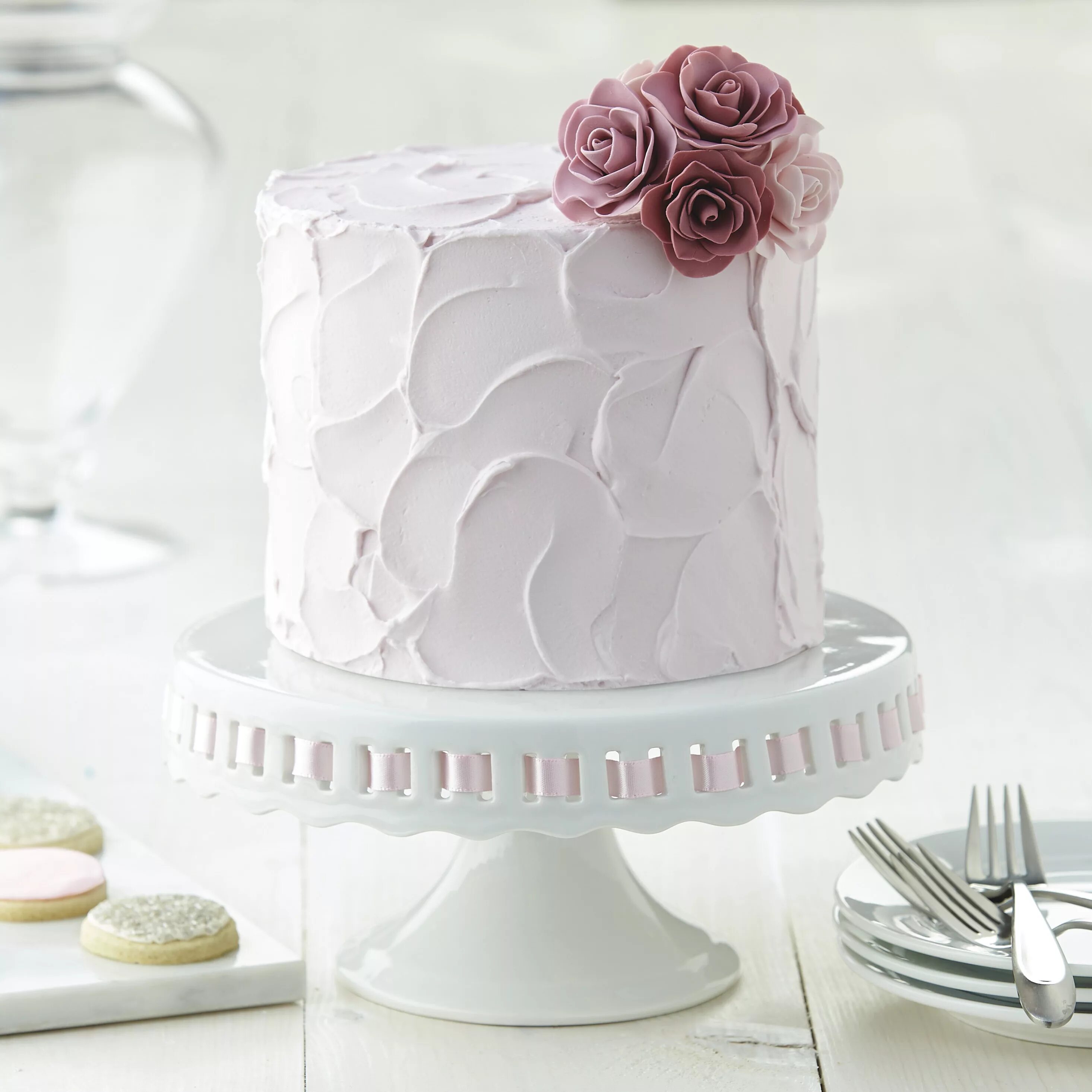 Cake decorating. Декор торта. Кремовое украшение торта. Торт с кремовым декором. Легкий декор торта.