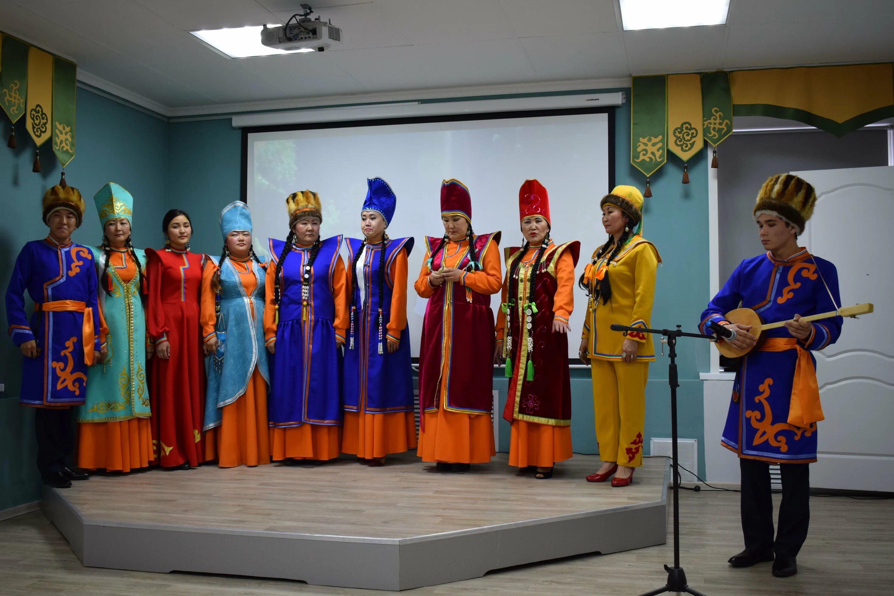 Дьылгаяк у алтайцев. Алтайский национальный костюм. Ансамбль алтай республика алтай. Культура алтайцев. Национальные ансамбли алтая.