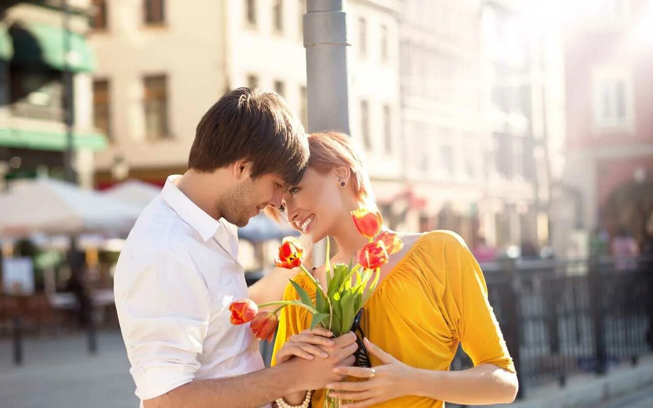 Первая любовь у мужчин. Мужчина дарит цветы. Мужчина дарит цветы девушке. Романтическая фотосессия. Счастливые влюбленные.