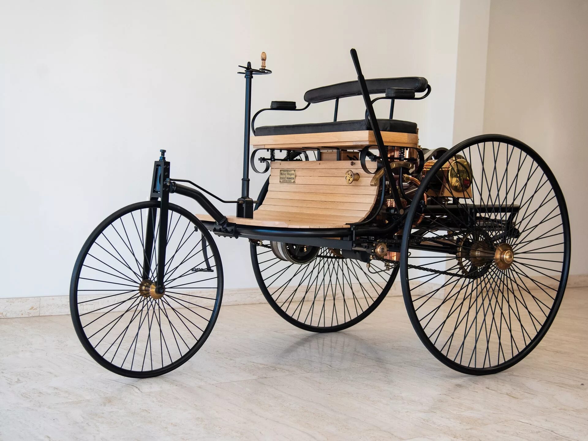 Сколько колес 1 автомобиль. Benz Patent-Motorwagen 1886. Benz Motorwagen 1886 двигатель.