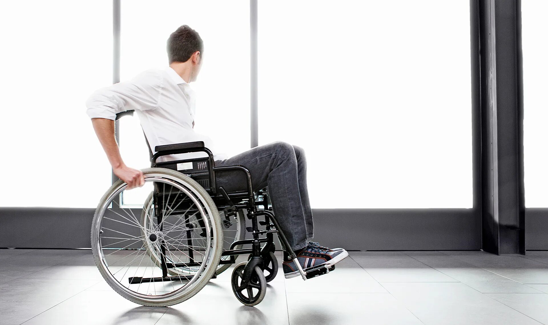 Инвалидная коляска Barry a8t. Инвалидная коляска «ИК-1м. Челик в инвальдной коляске. Человек в инвалидной коляске. Рождение с инвалидностью