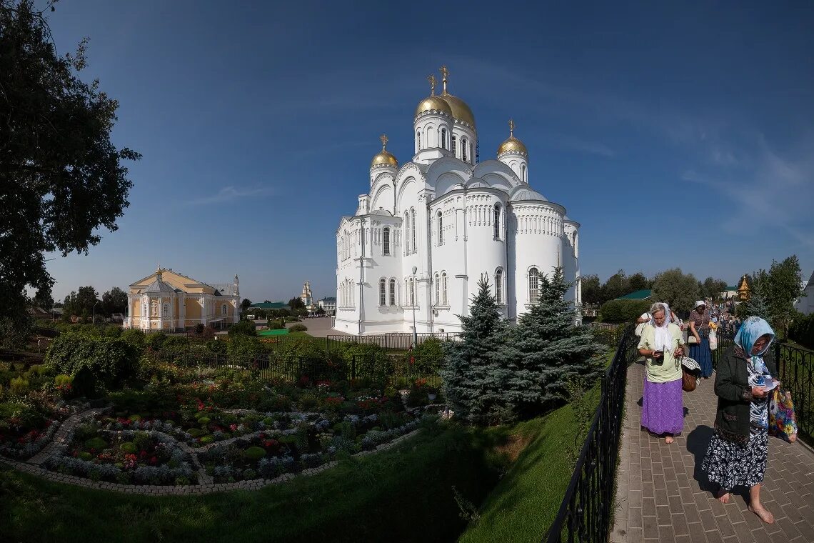 Дивеево свято дивеевский монастырь. Серафимо-Дивеевский монастырь. Святая канавка Дивеевского монастыря. Дивеево монастырь канавка Богородицы. Храм Пресвятой Богородицы в Дивеево.