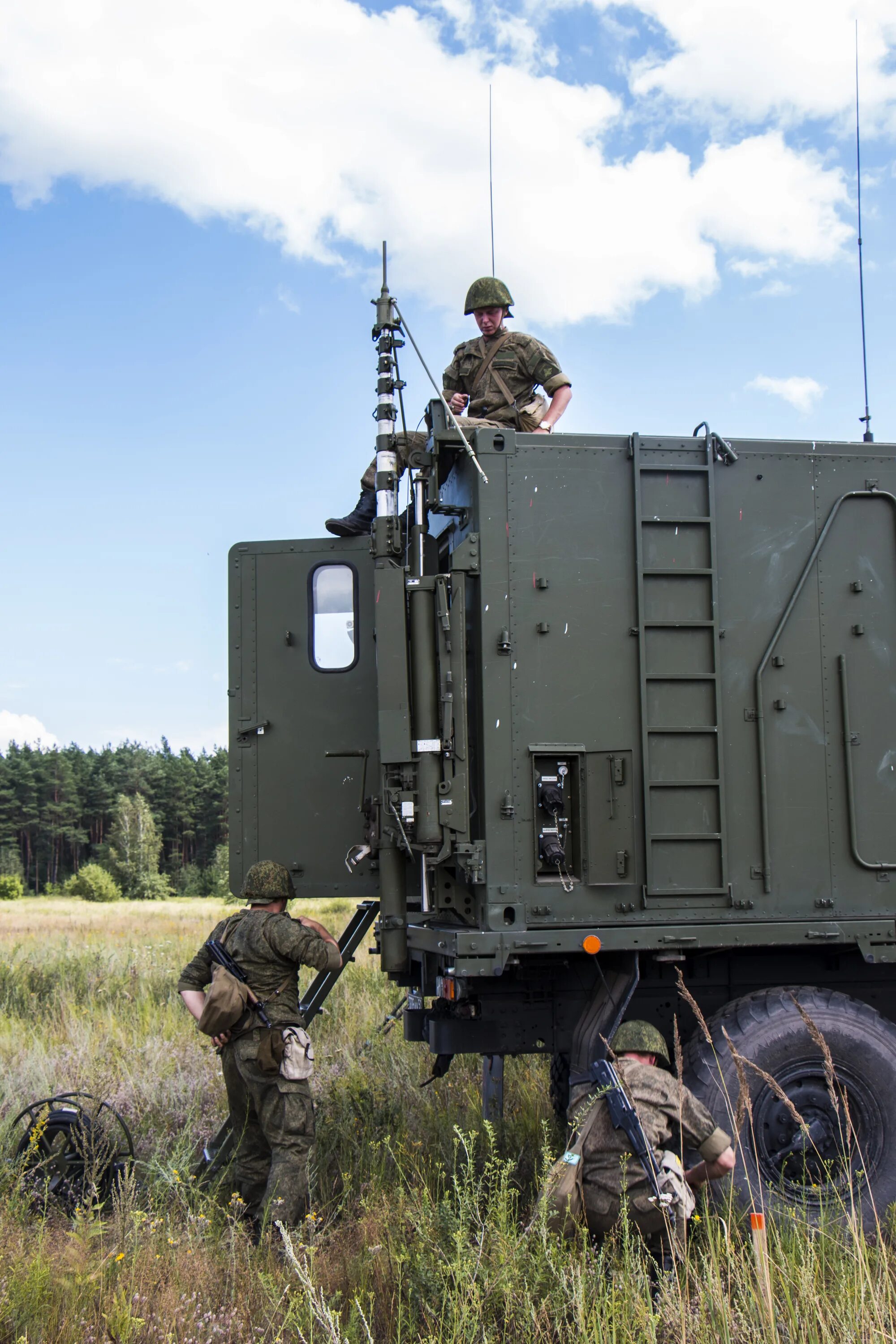 Рэб 41157. Комплекс радиоэлектронной разведки торн. Камаз станция рэб. Станция рэб красуха-4. Рэб красуха камаз.
