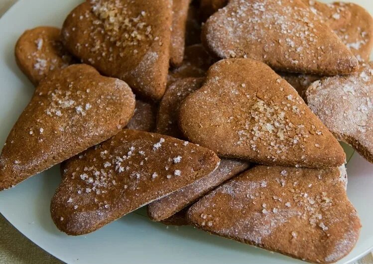 Диетическое печенье из ржаной муки. Выпечка из разной муки. Печенье с ржаной мукой. Ржаные хлебцы краюшки. Печенье из ржаной муки.