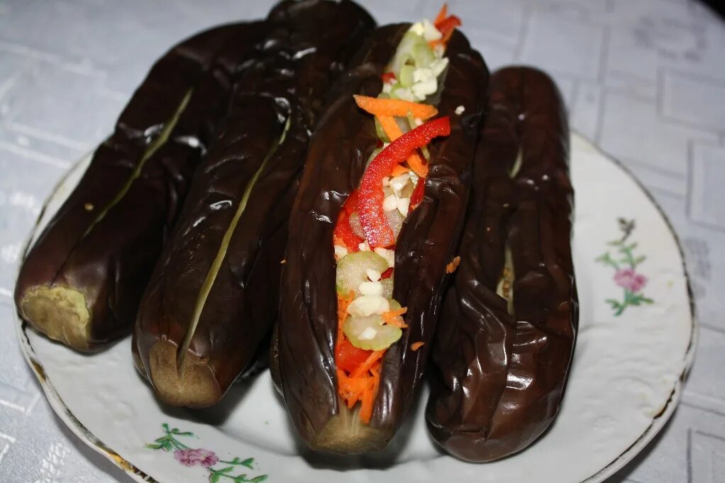 Баклажаны фаршированные овощами квашеные. Квашеные баклажаны фарширо морковью. Фаршированные баклажаны по корейски. Квашеные баклажаны фаршированные морковью. Баклажаны фаршированные морковью по-корейски.