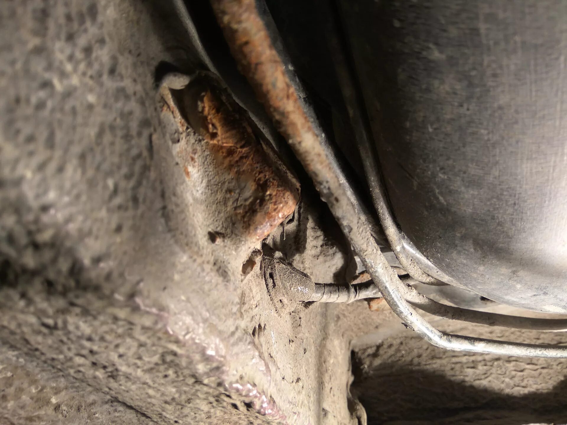 Тросик стояночного тормоза renault megane 2. Замена тросов ручника меган 2. Замена тросов ручника меган 2. Крепление тросик ручника меган 2 на балке. Замена тросов ручника меган 2.