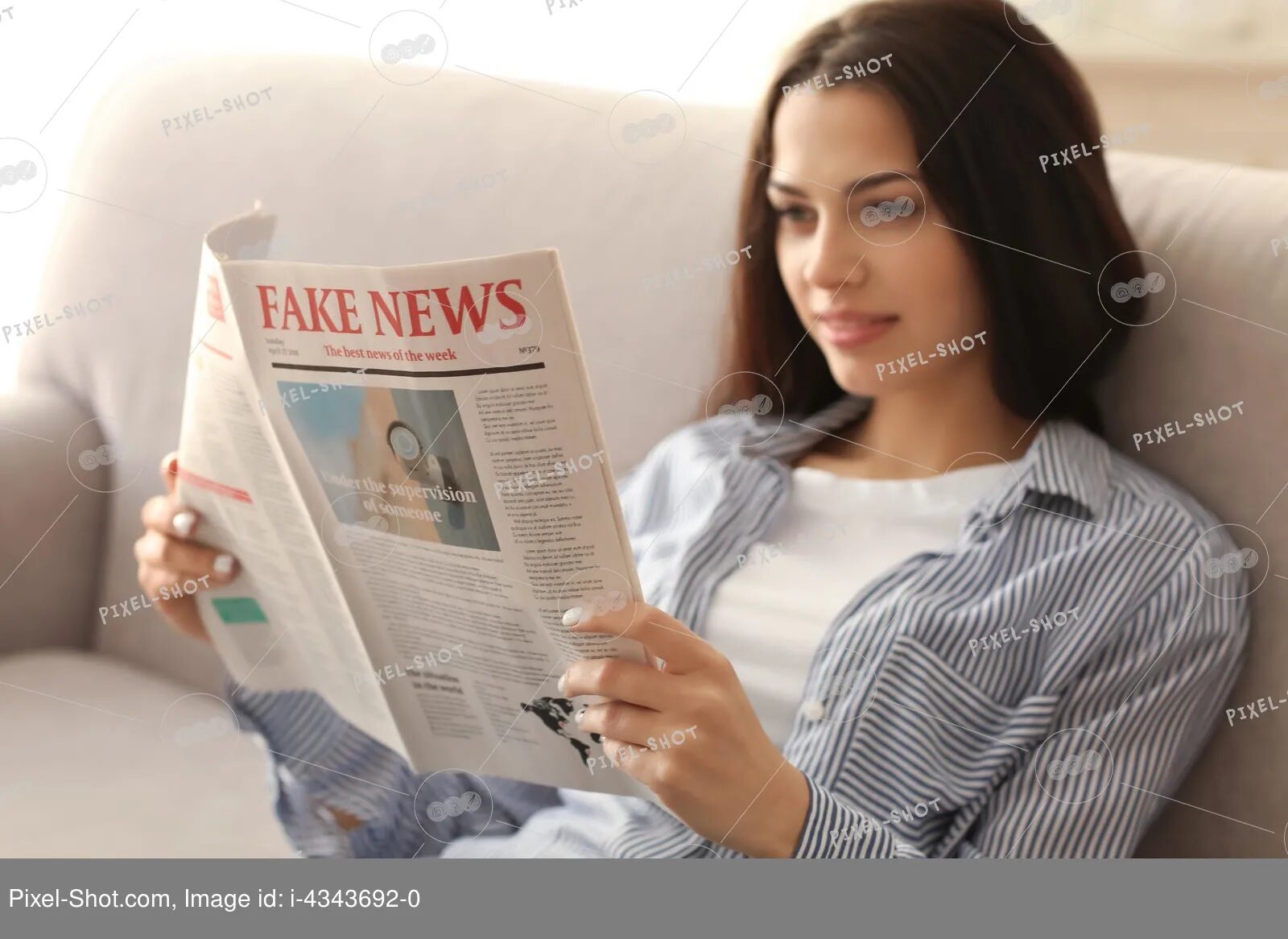 Читает журнал. Женщина читает газету. Женщина читает журнал. Женщина и любит читать газеты и журналы.