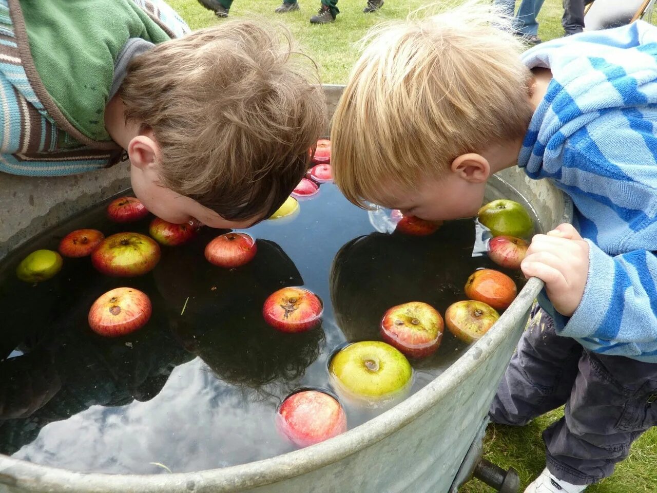 The apple am little. Bobbing for Apples игра. Праздник плавающих яблок. Яблоко в воде. Детский конкурс с яблоком.