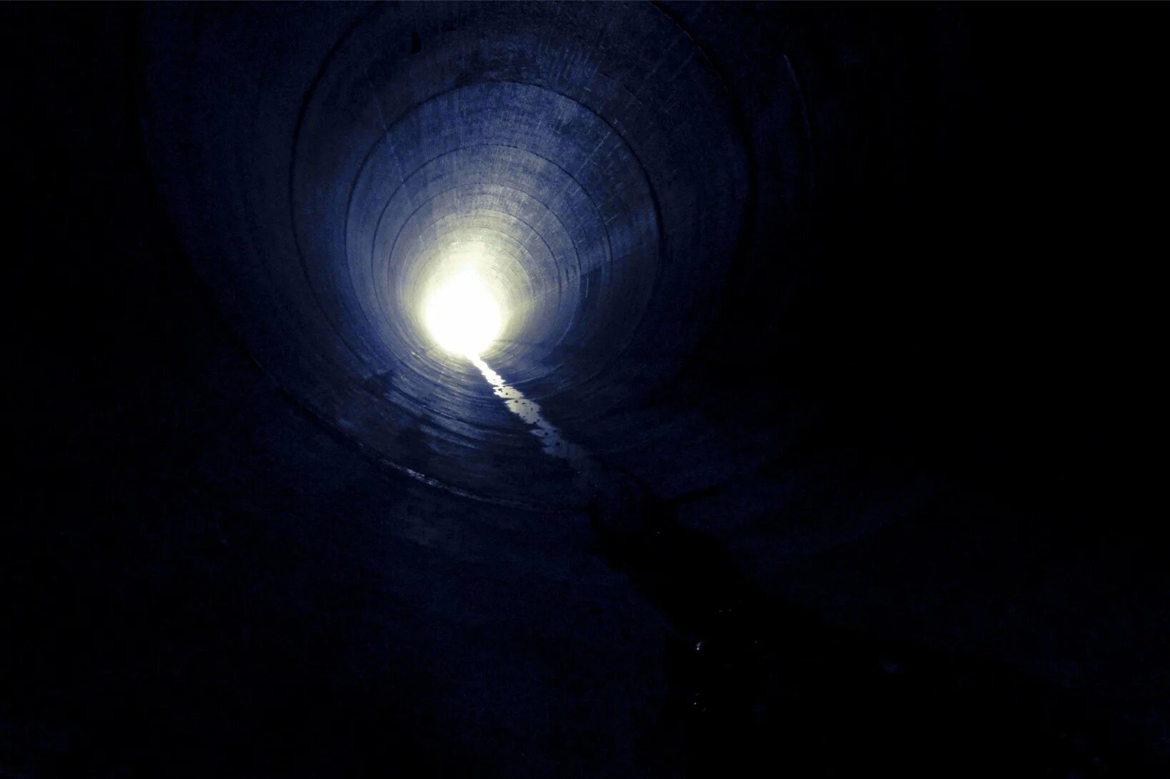 В конце туннеля виден свет. Свет в конце тоннеля. В конце туннеля. Свет в тоннеле. Тоннель в конце света.